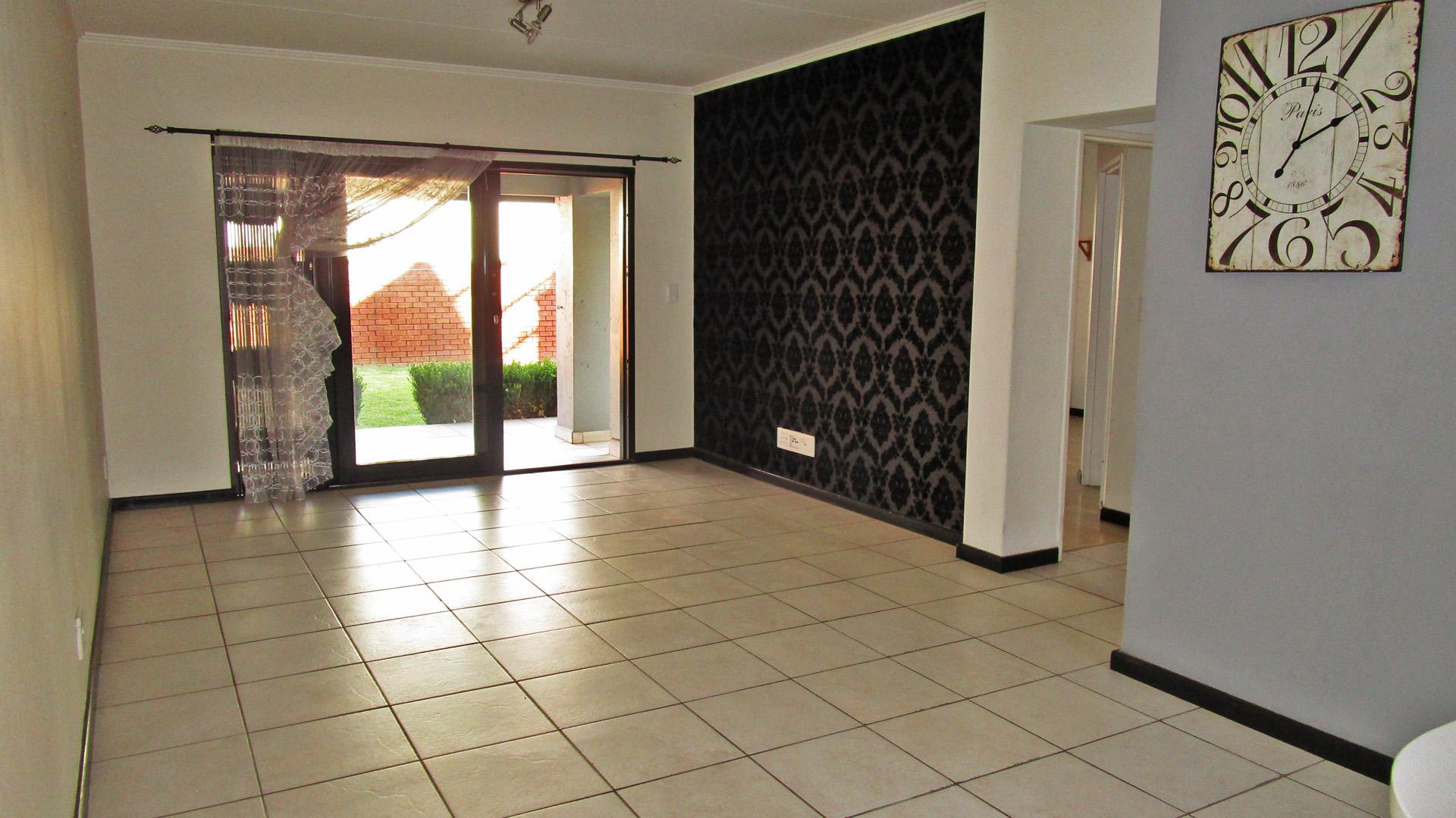 Lounges of property in Greenstone Hill