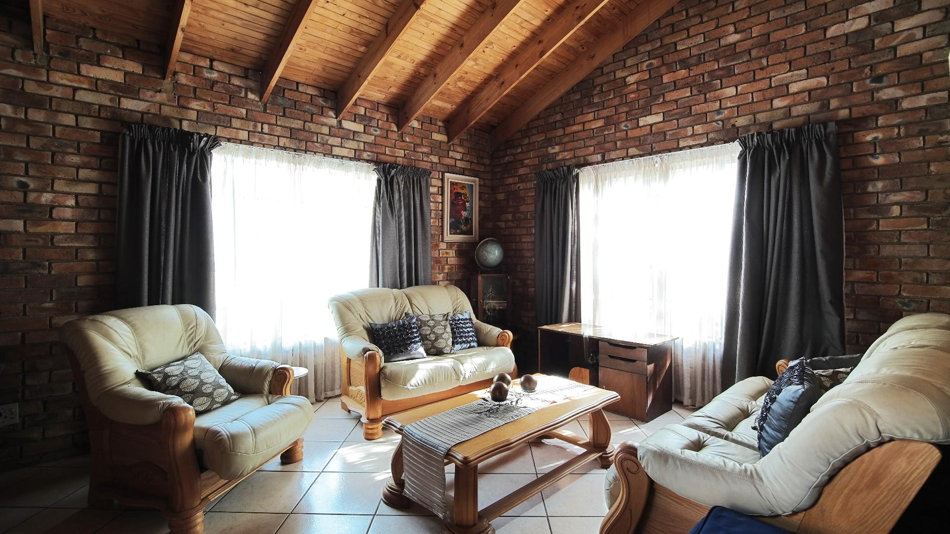 Lounges - 20 square meters of property in Heatherdale