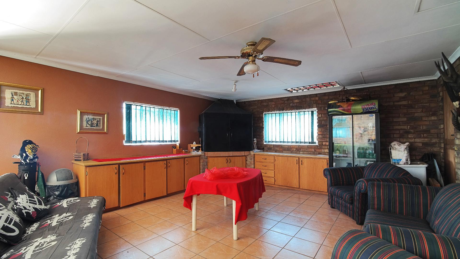 Entertainment - 55 square meters of property in Heatherdale