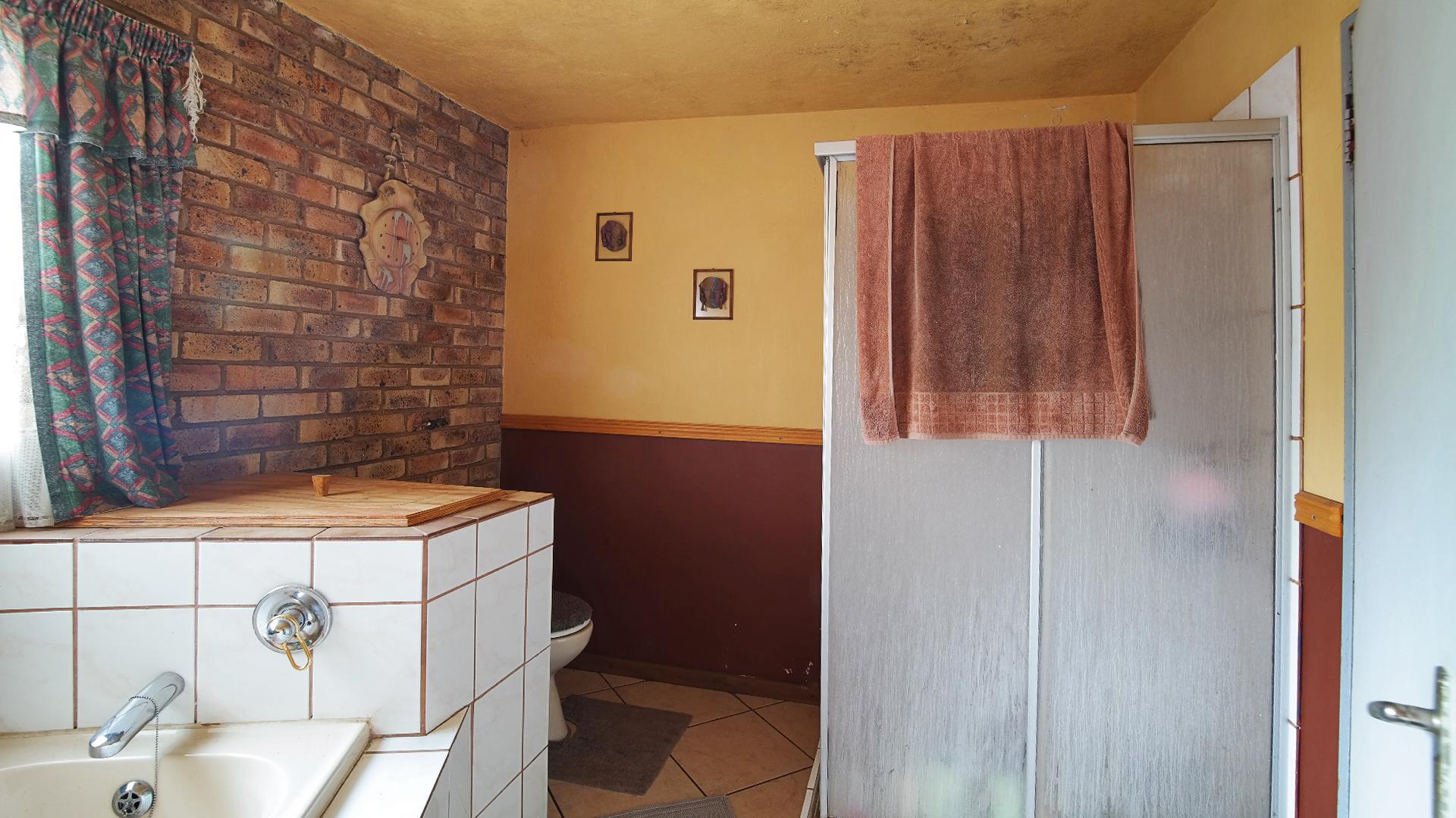 Bathroom 1 - 10 square meters of property in Heatherdale
