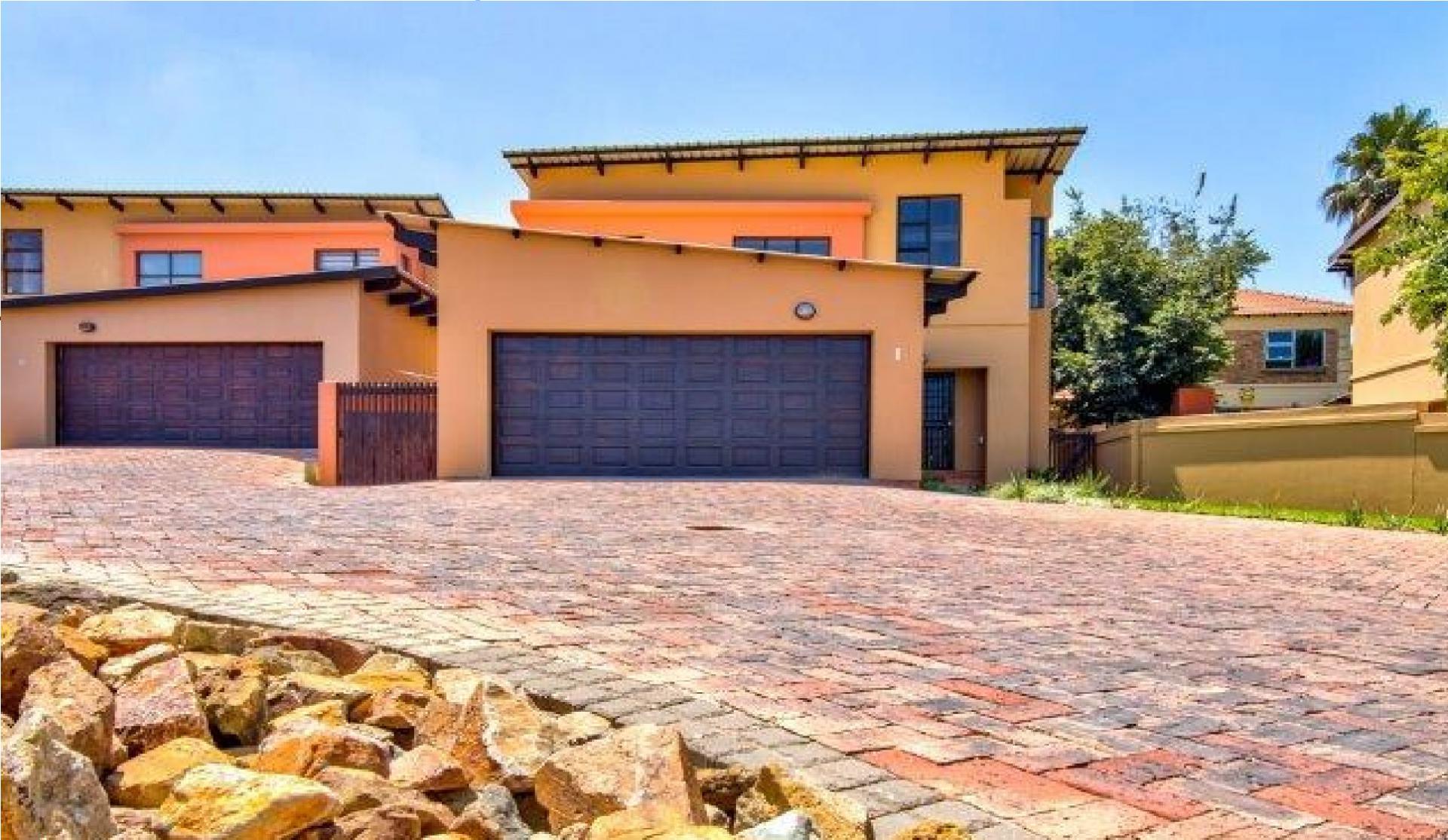 Front View of property in Glen Marais