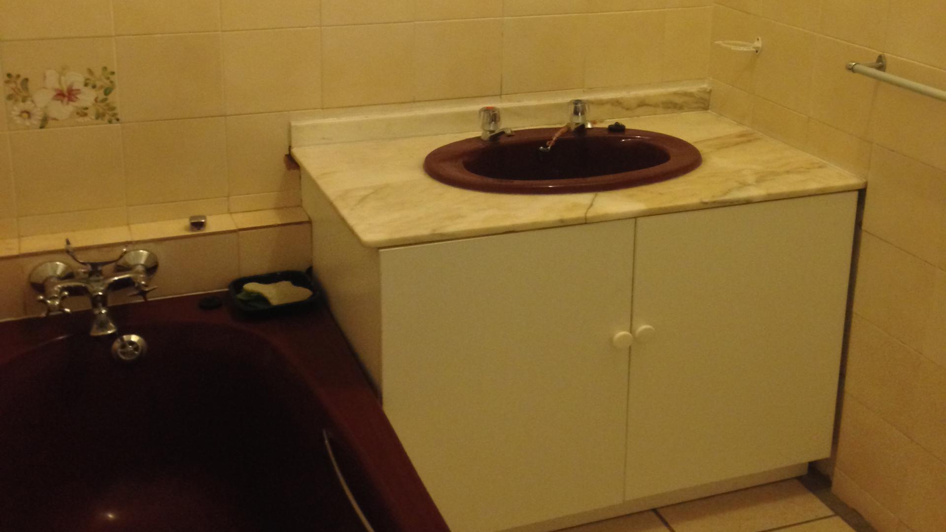 Bathroom 1 - 11 square meters of property in Emalahleni (Witbank) 