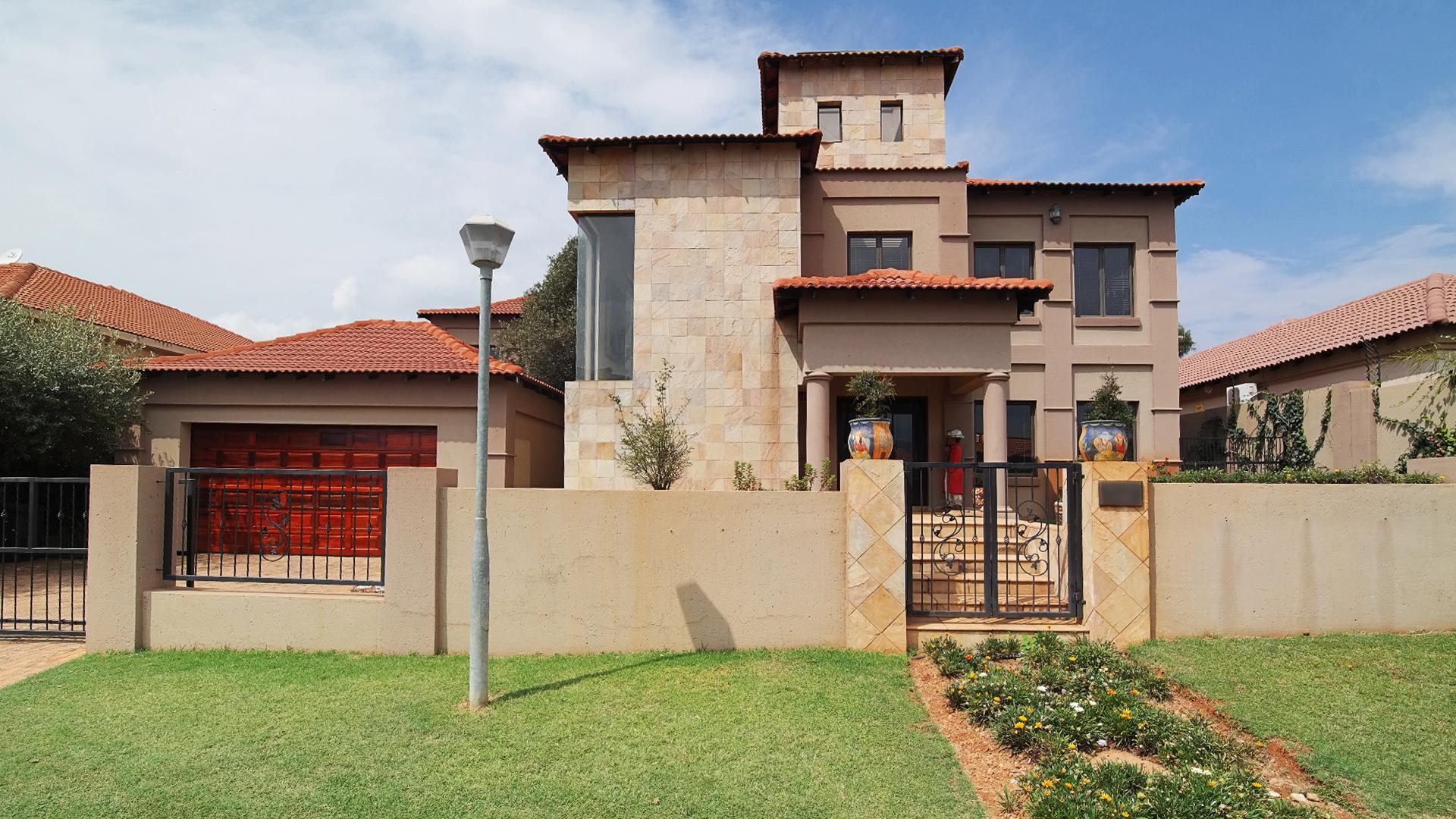 Front View of property in Hartbeespoort