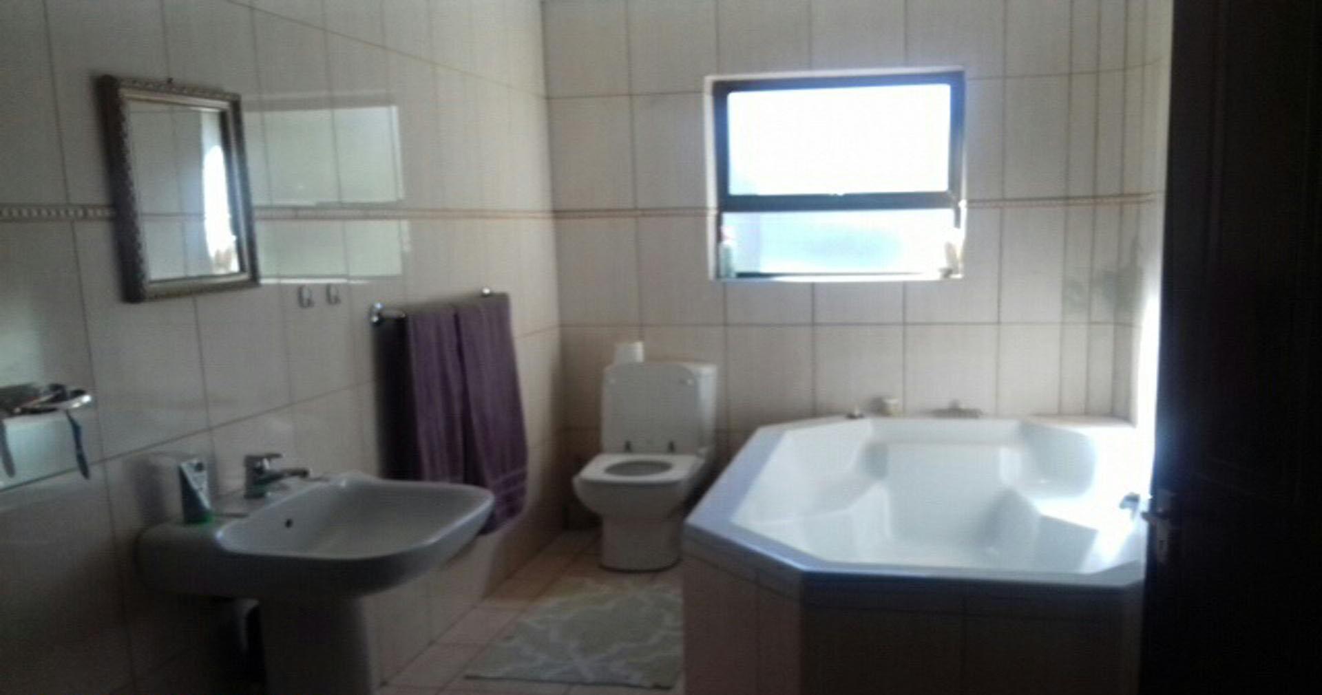 Bathroom 2 of property in Fourways