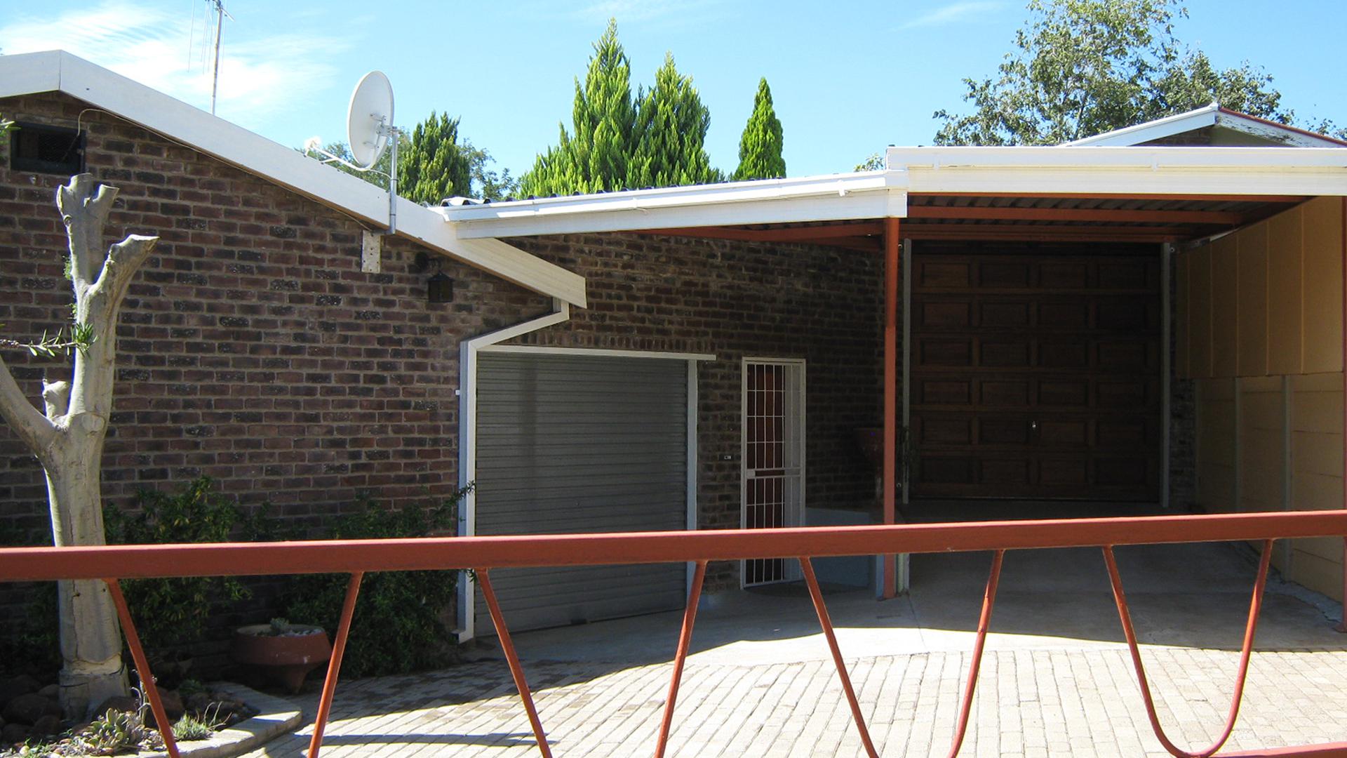 Front View of property in Van der Kloof