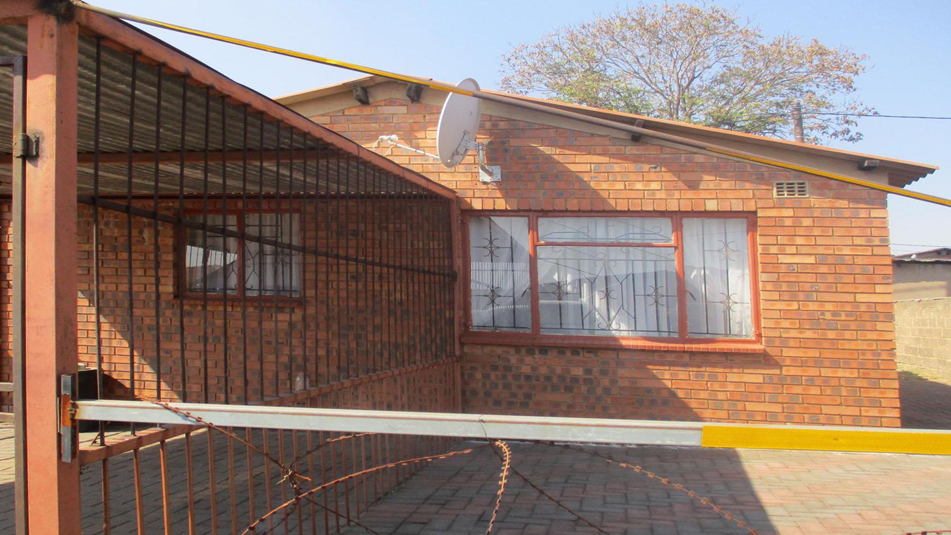 Front View of property in Kwa-Guqa