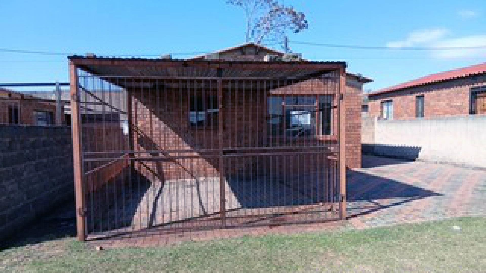 Front View of property in Kwa-Guqa