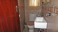 Bathroom 1 - 7 square meters of property in Dunnottar