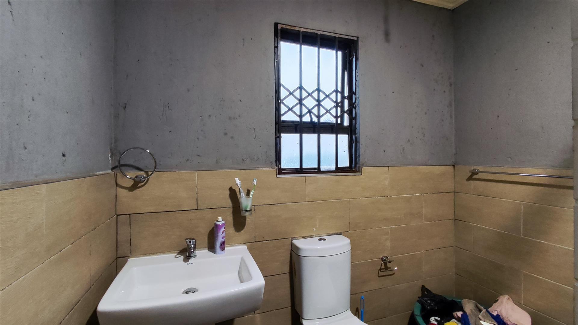 Bathroom 1 - 8 square meters of property in Lakeside - (Vereeniging)