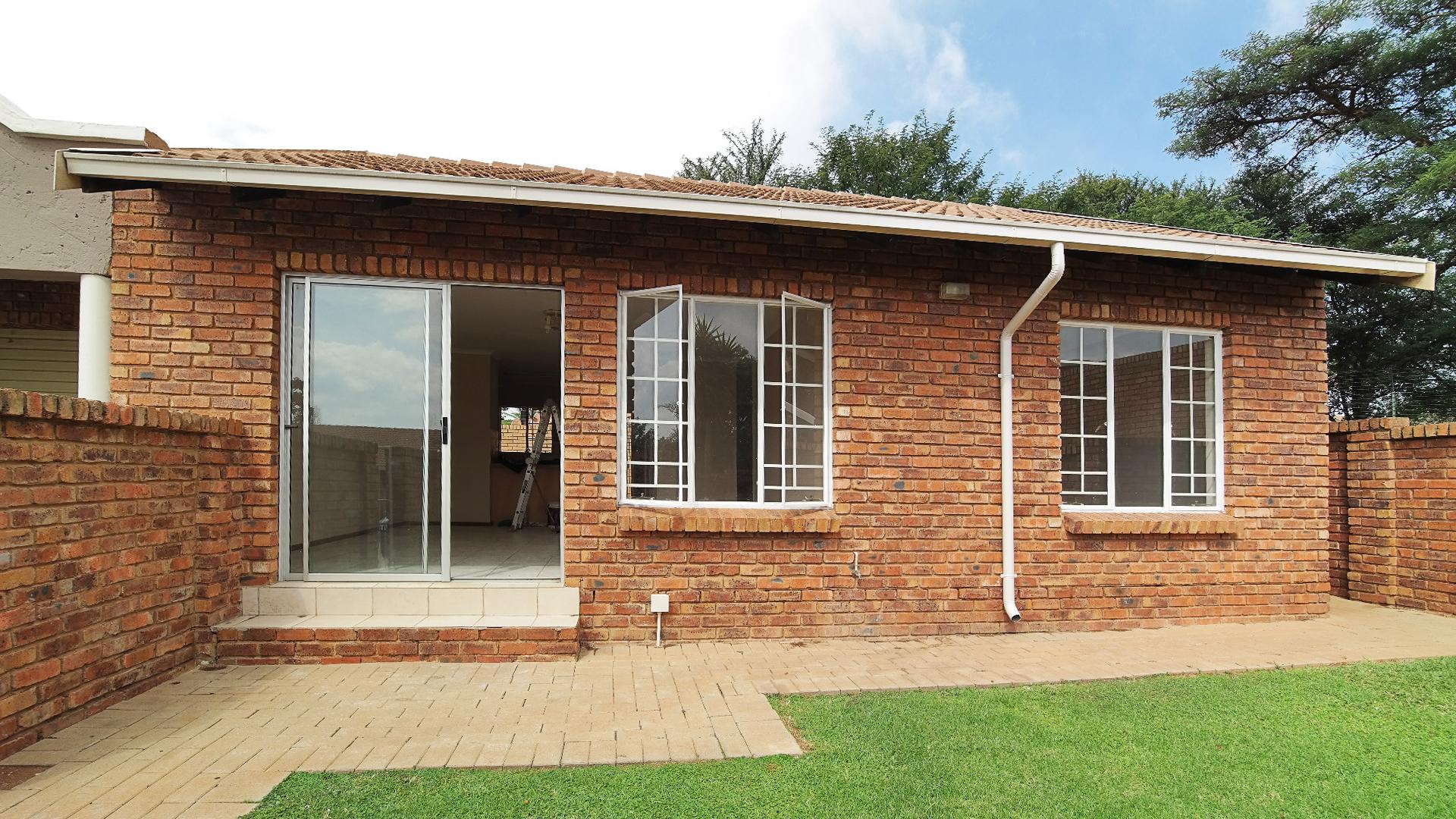 Front View of property in Rooihuiskraal North