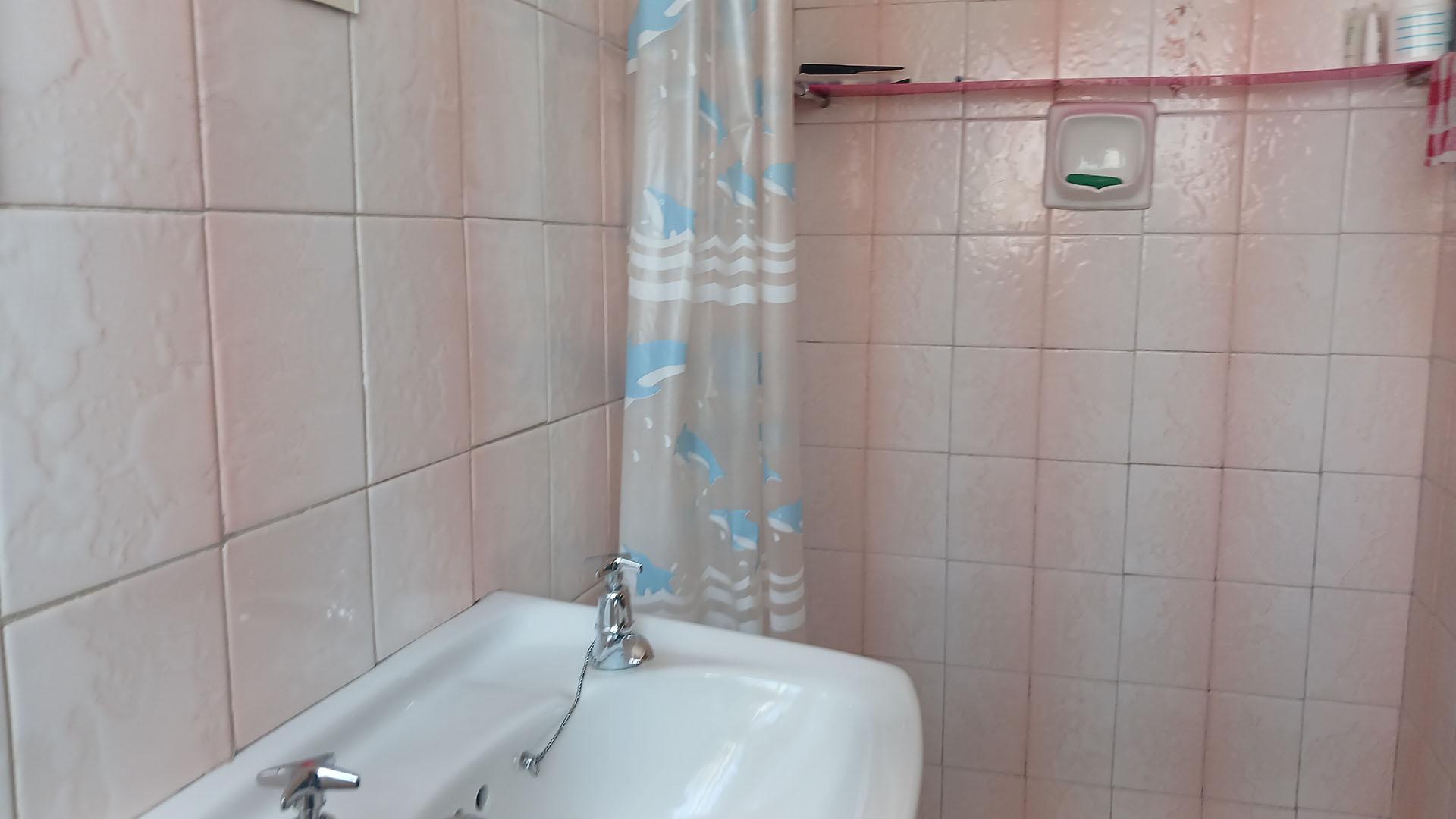 Main Bathroom - 3 square meters of property in South Hills