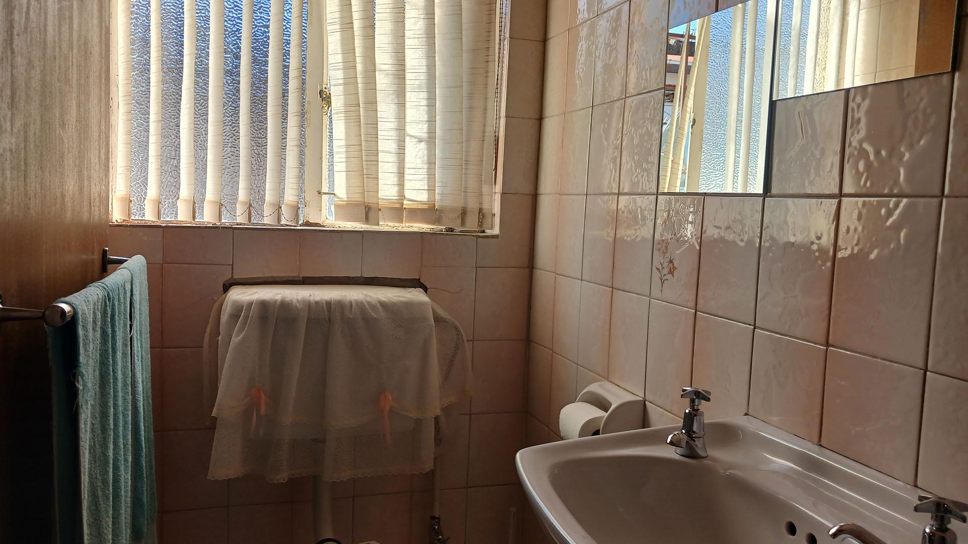 Main Bathroom - 3 square meters of property in South Hills