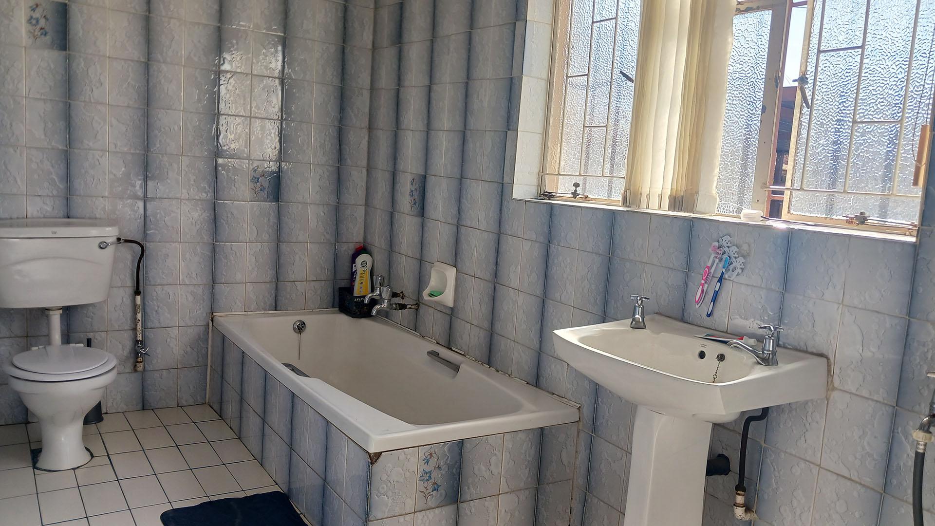 Bathroom 1 - 10 square meters of property in South Hills