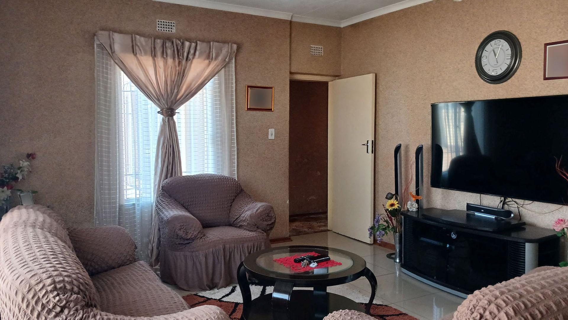 Lounges - 34 square meters of property in South Hills