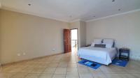 Main Bedroom - 27 square meters of property in Rua Vista