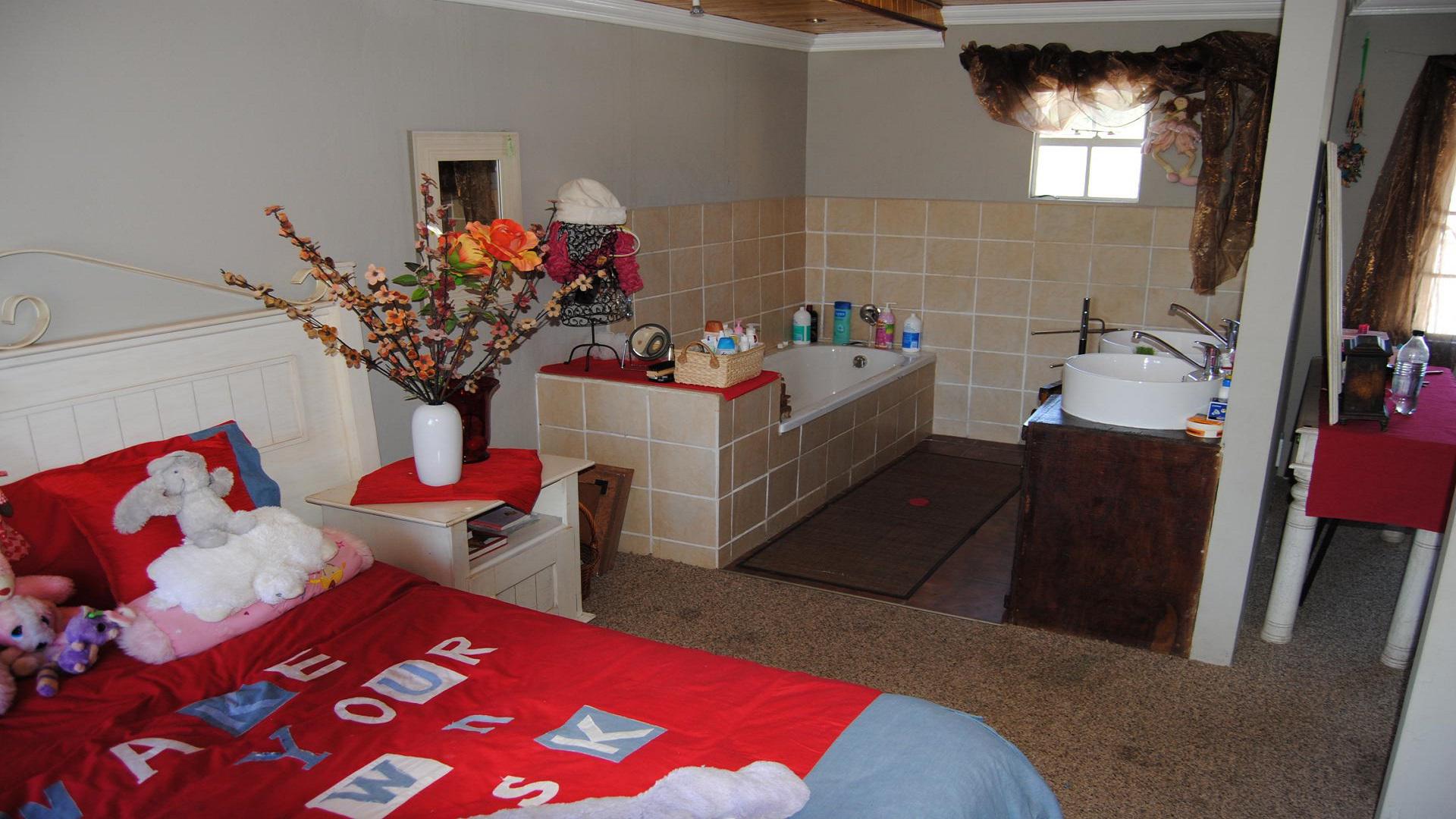 Bed Room 5+ - 42 square meters of property in Swartruggens