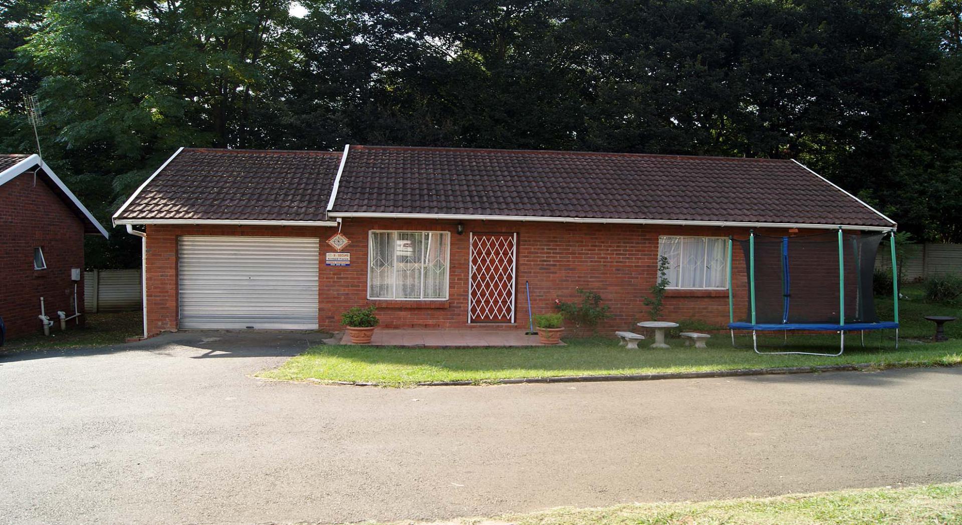 Front View of property in Lincoln Meade