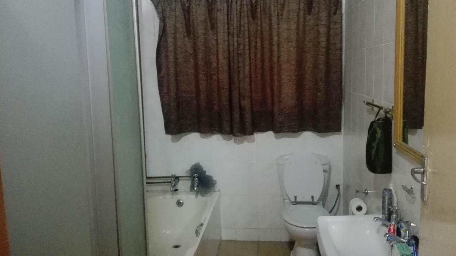 Bathroom 2 - 5 square meters of property in Greylingstad