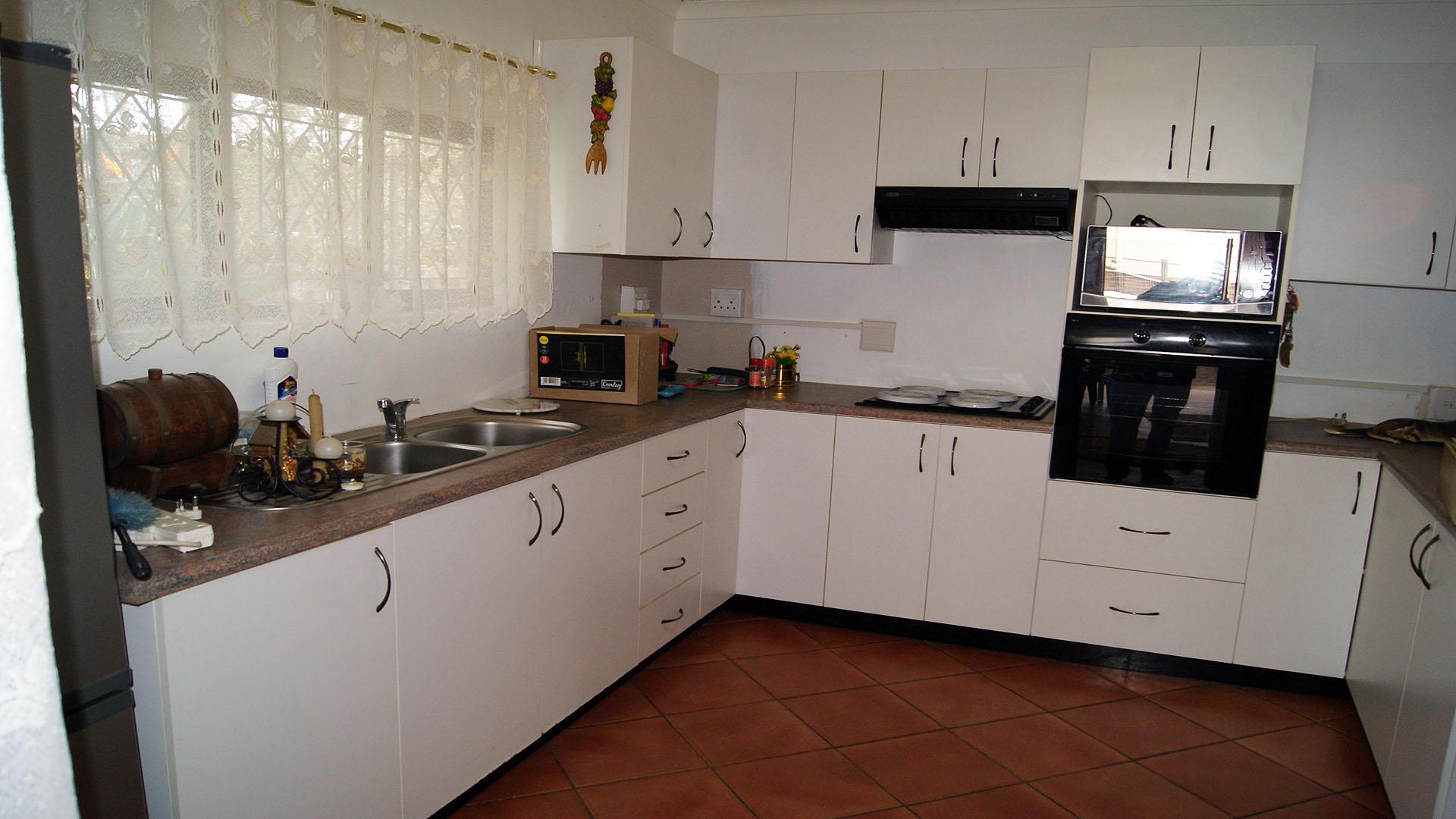 Kitchen - 25 square meters of property in Uvongo