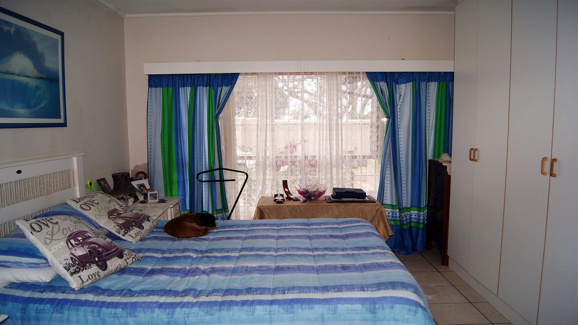 Main Bedroom - 26 square meters of property in Uvongo