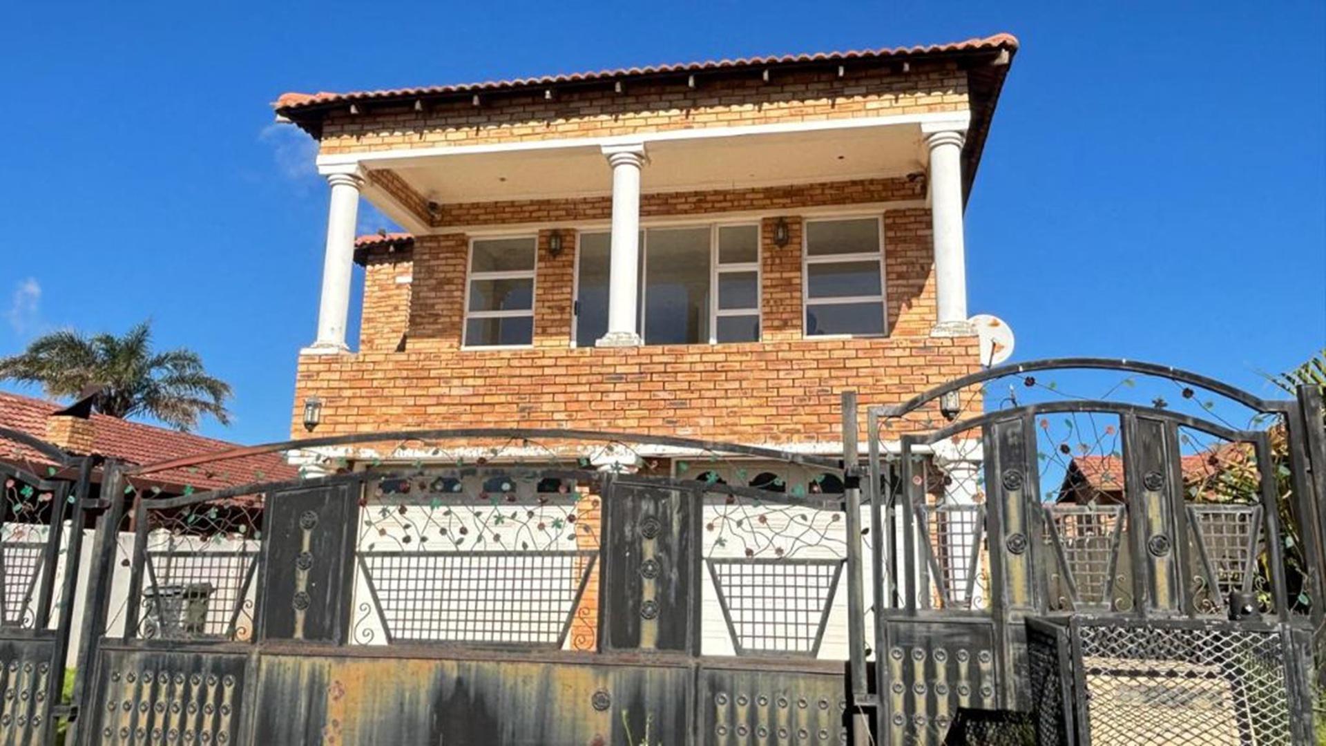 Front View of property in Roodepoort