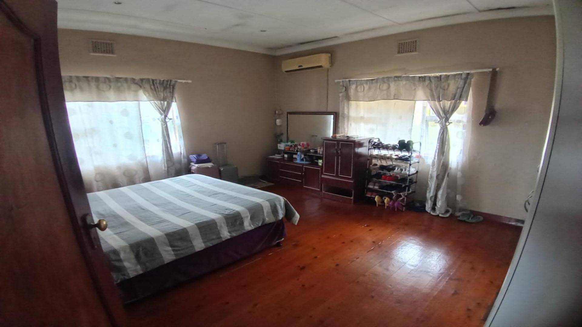 Main Bedroom of property in Umbilo 