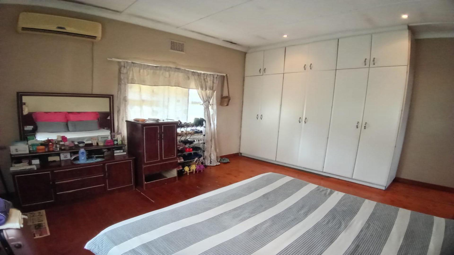 Main Bedroom of property in Umbilo 