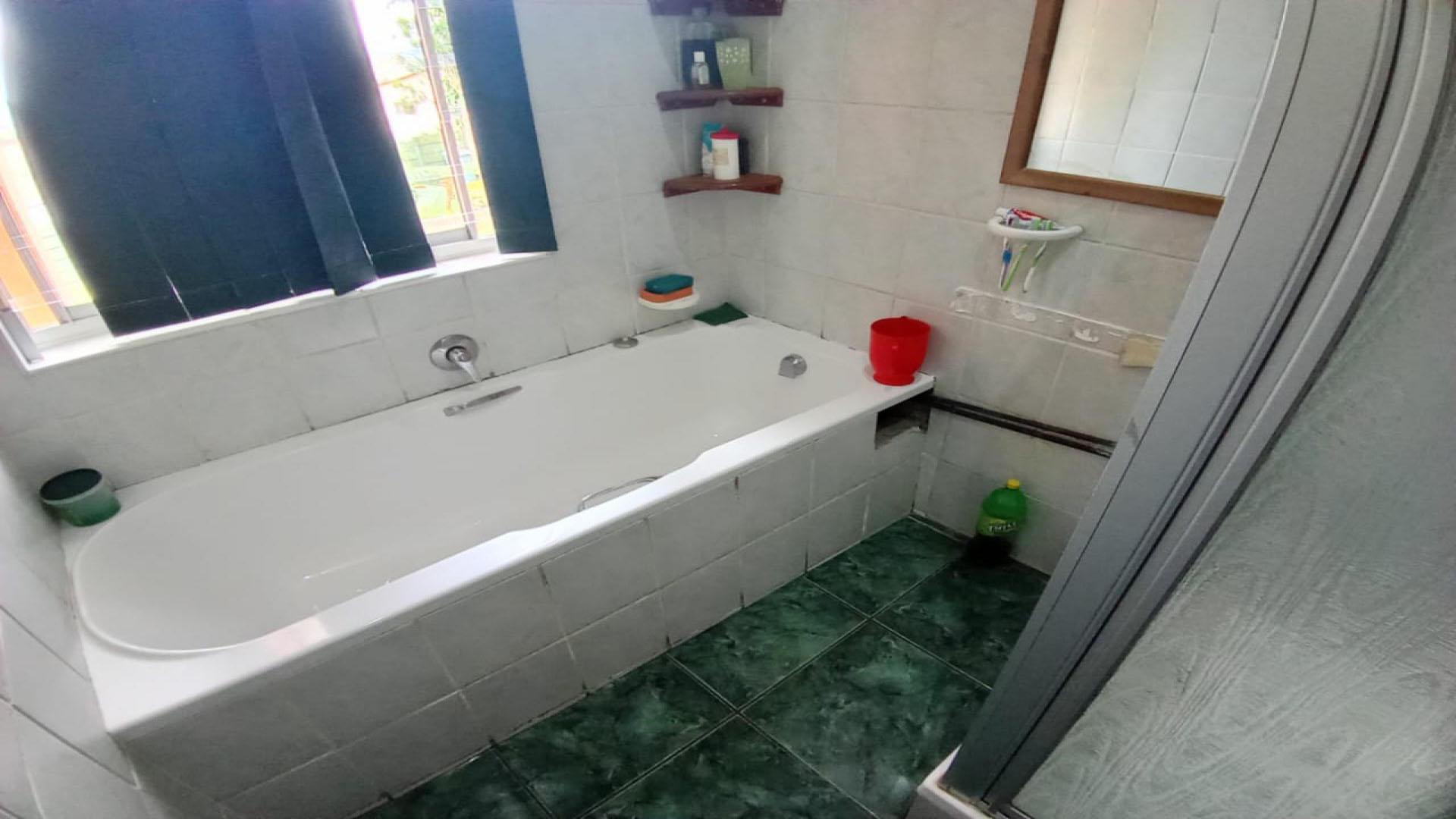 Bathroom 1 of property in Umbilo 