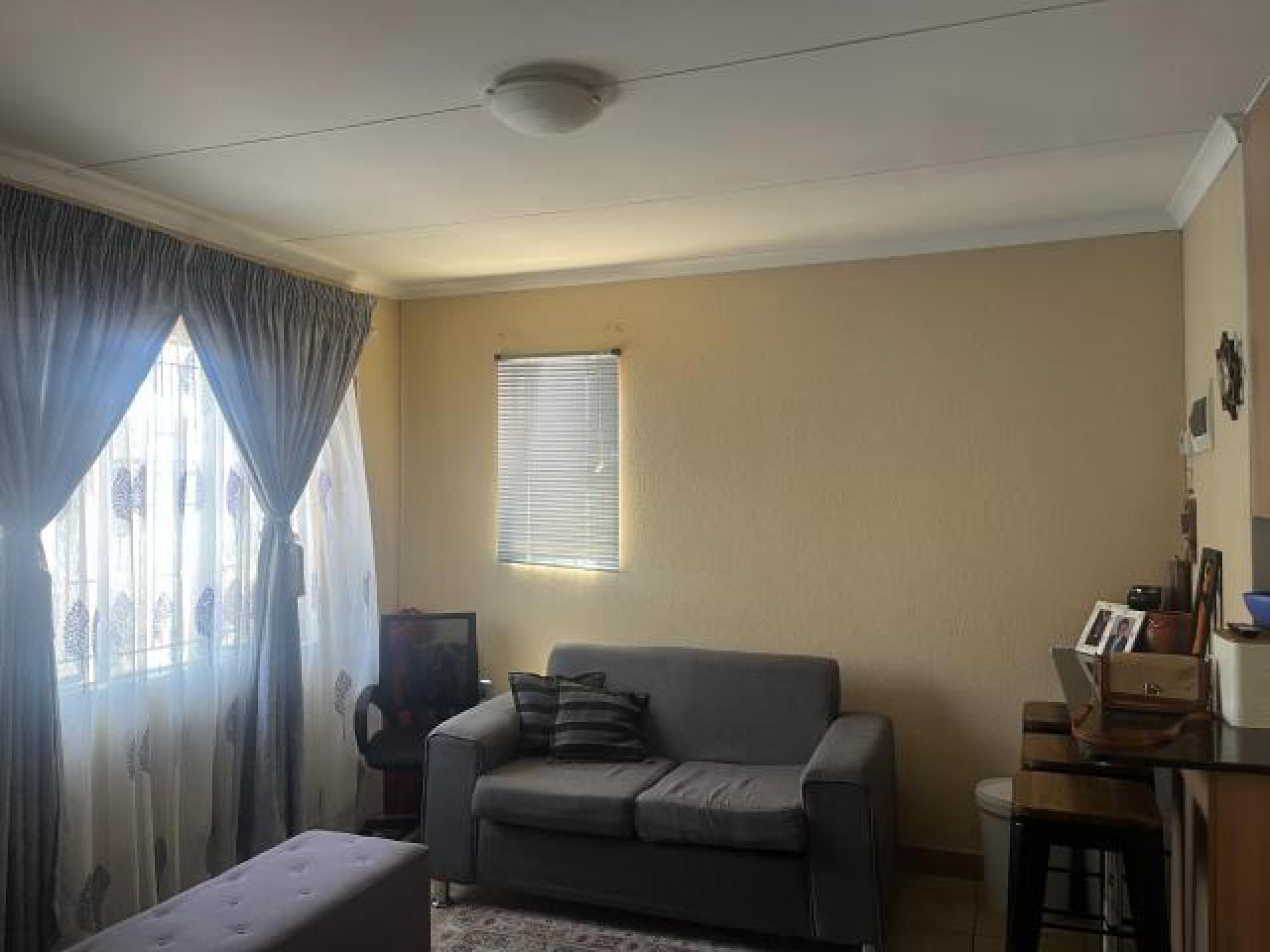 Lounges - 11 square meters of property in Albertsdal