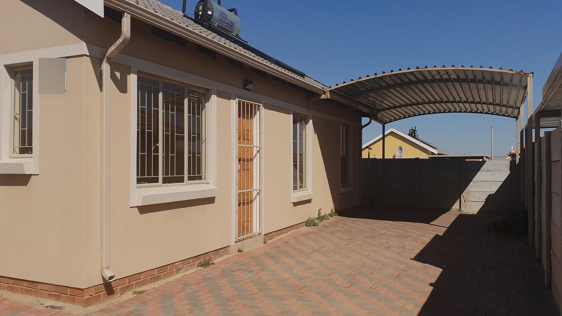 Front View of property in Albertsdal