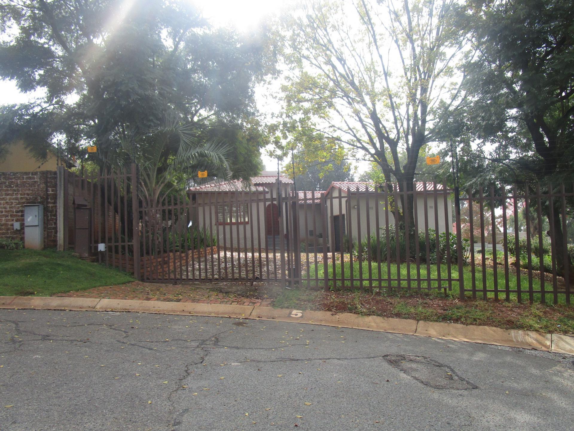 Front View of property in Weltevreden Park