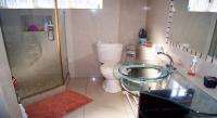 Main Bathroom - 8 square meters of property in Essenwood