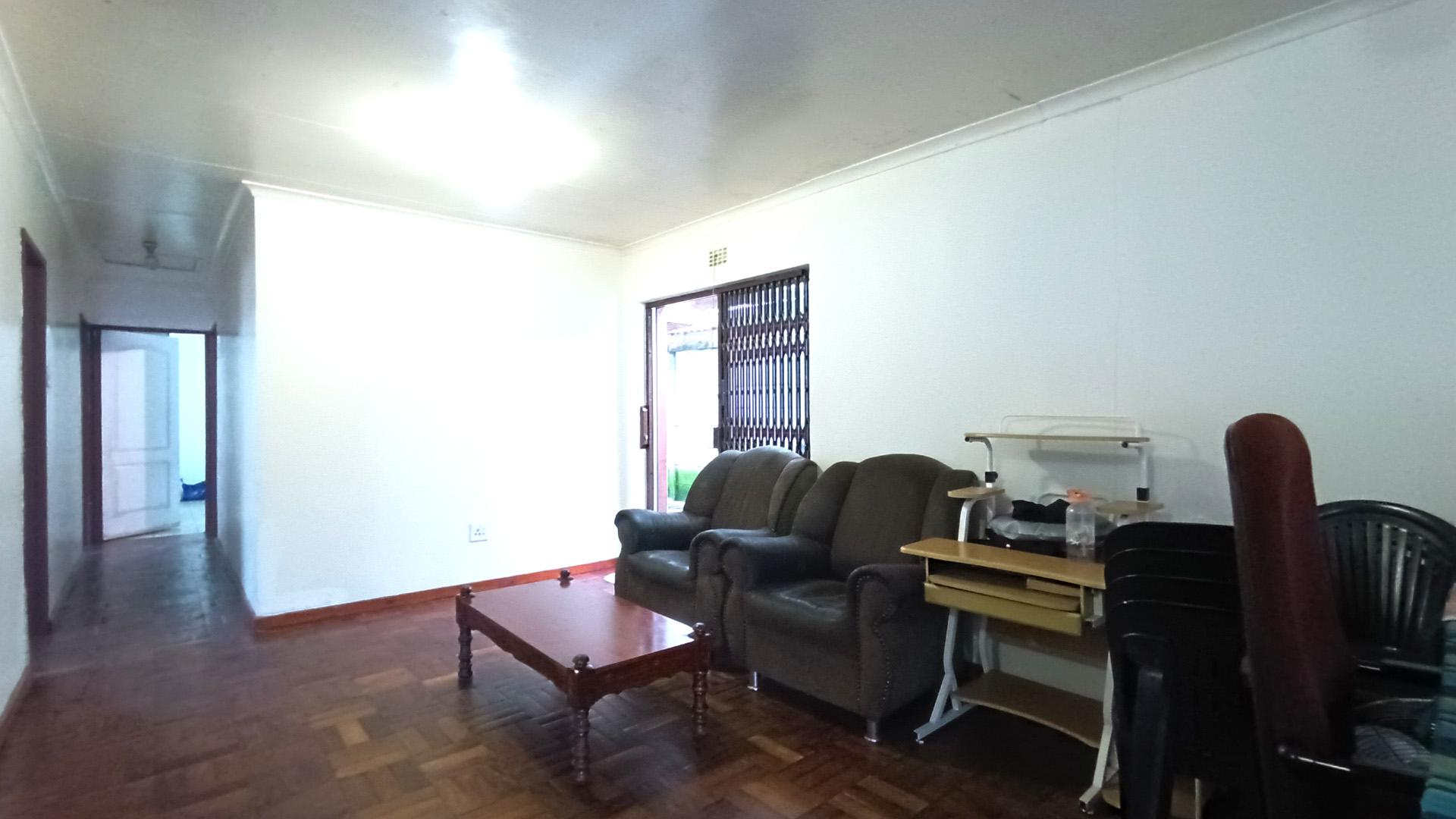 Lounges - 28 square meters of property in Kuils River