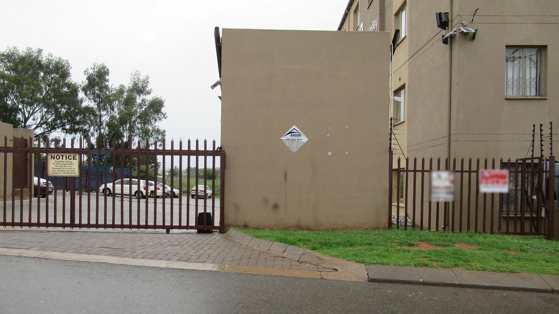 Front View of property in Fleurhof