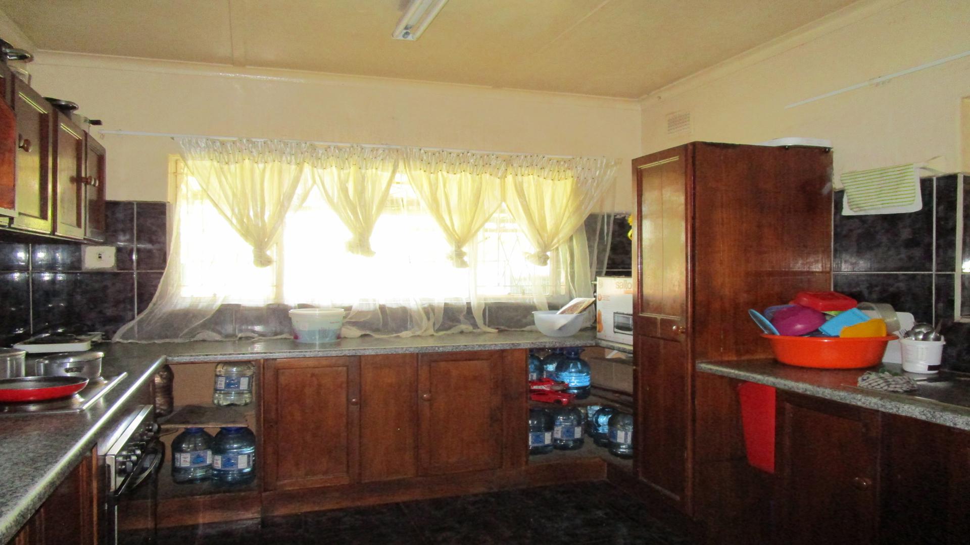 Kitchen - 11 square meters of property in Emalahleni (Witbank) 