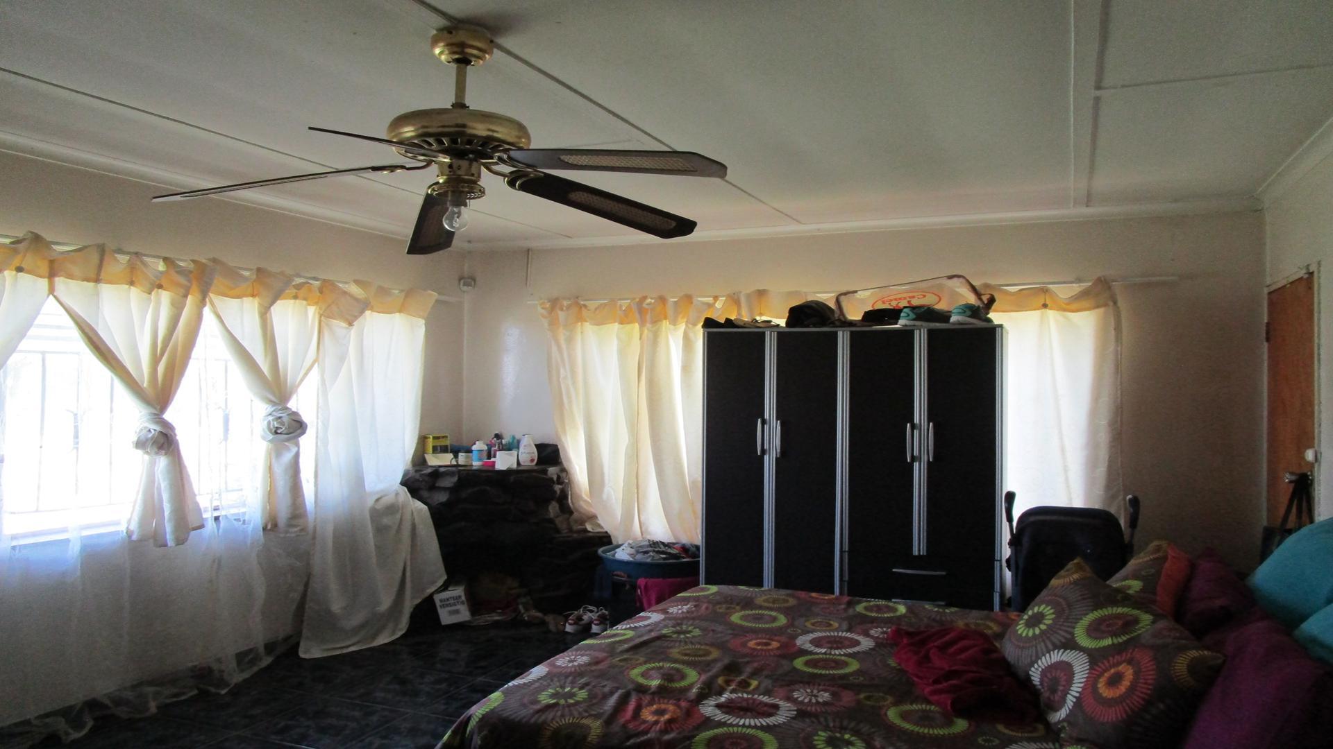 Main Bedroom - 17 square meters of property in Emalahleni (Witbank) 