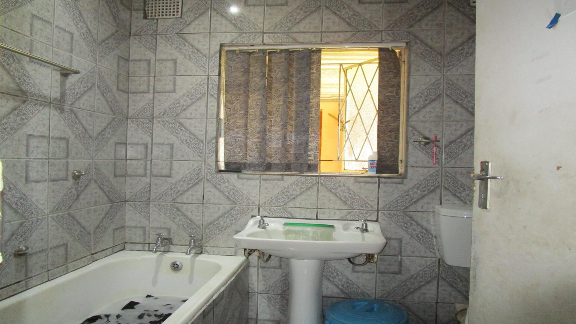 Bathroom 1 - 5 square meters of property in Emalahleni (Witbank) 