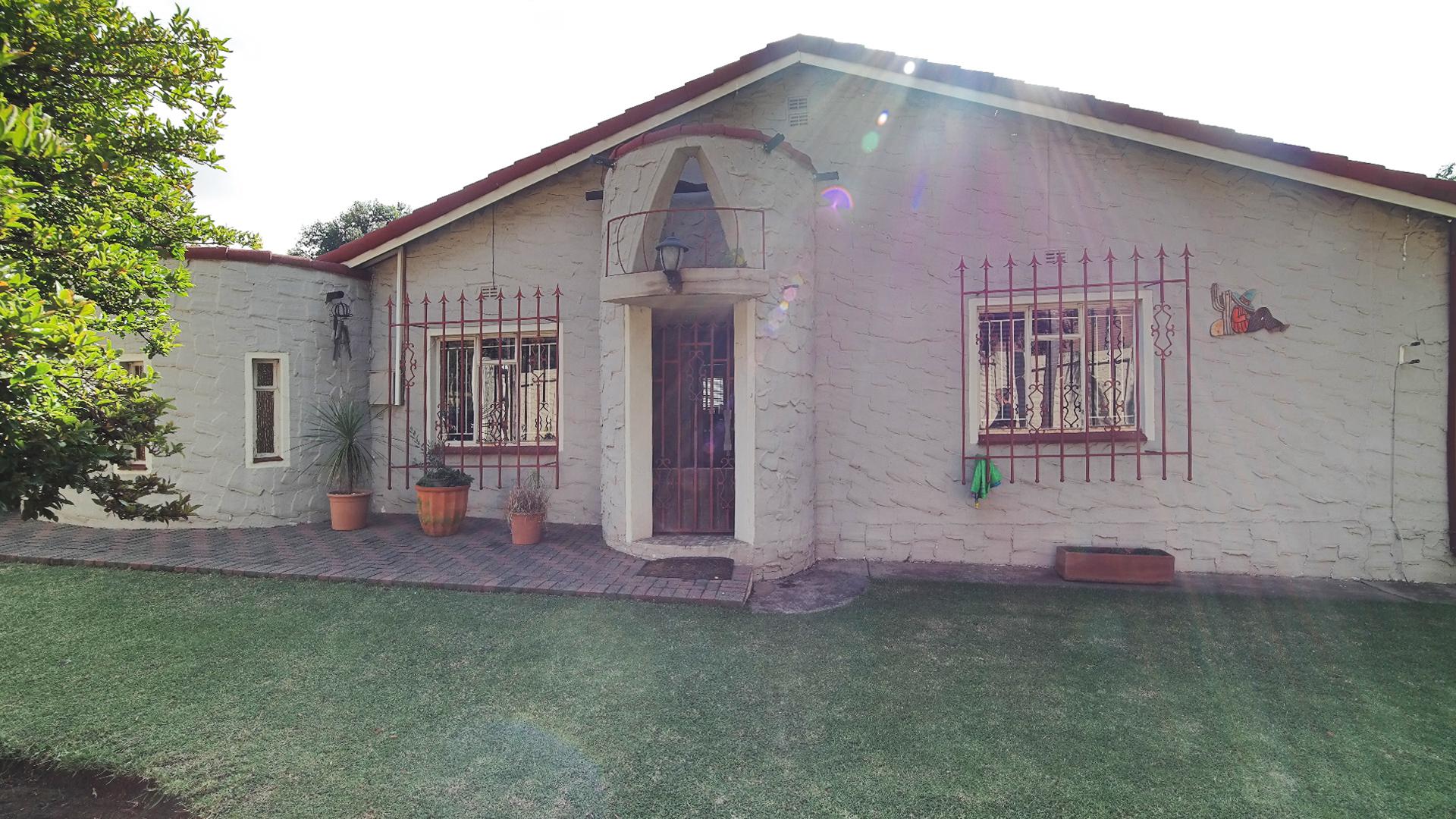 Front View of property in Die Heuwel