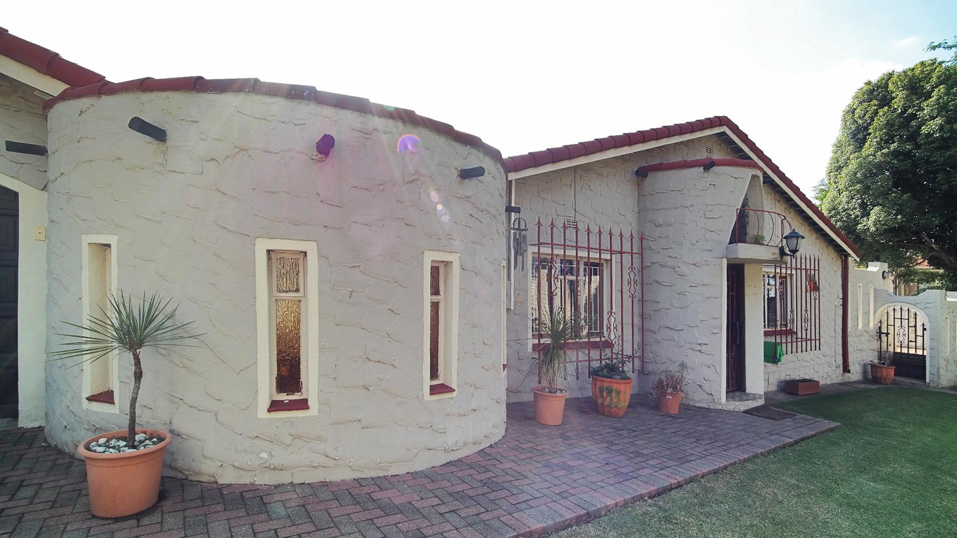 Front View of property in Die Heuwel