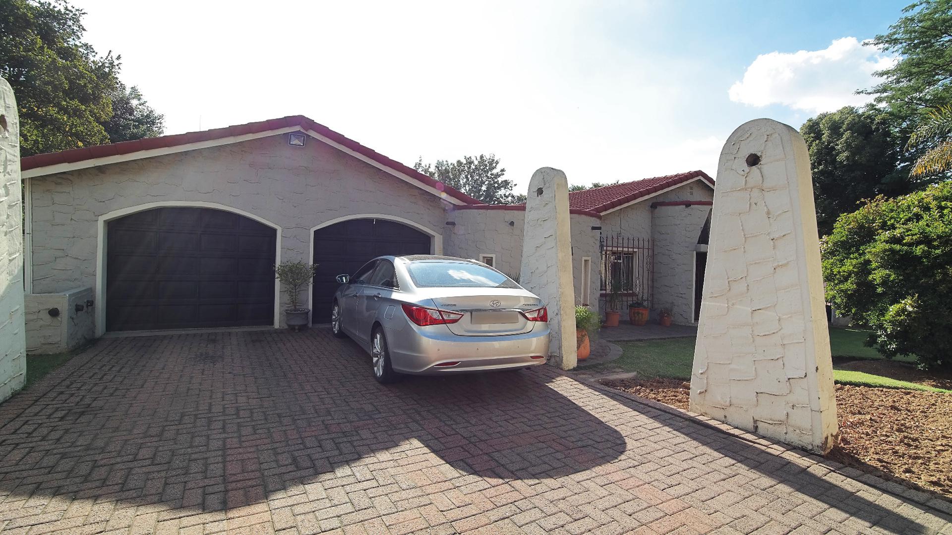 Front View of property in Die Heuwel