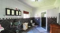 Main Bathroom - 16 square meters of property in Die Heuwel