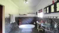 Main Bathroom - 16 square meters of property in Die Heuwel