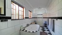 Bathroom 1 - 19 square meters of property in Die Heuwel