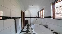 Bathroom 1 - 19 square meters of property in Die Heuwel