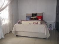 Bed Room 1 - 14 square meters of property in Protea Glen