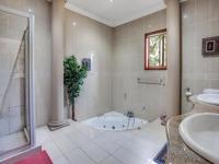 Main Bathroom - 15 square meters of property in Gallo Manor