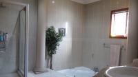 Main Bathroom - 15 square meters of property in Gallo Manor