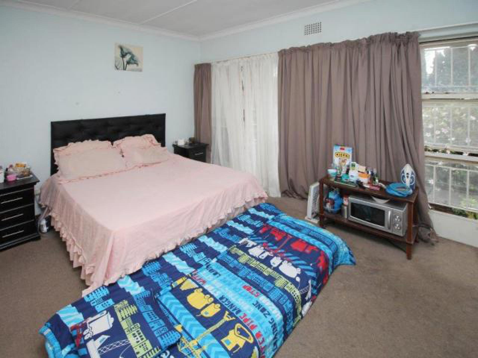 Main Bedroom - 17 square meters of property in Windsor East
