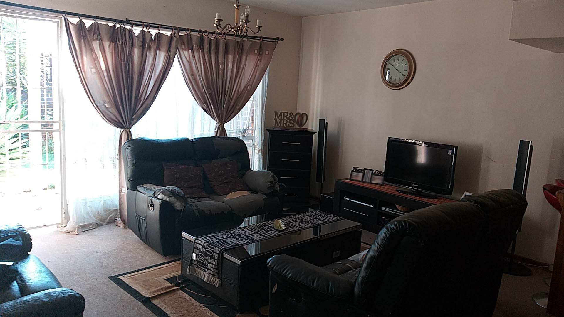 Lounges - 19 square meters of property in Windsor East