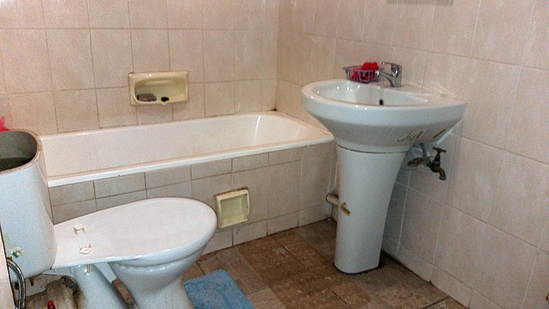Bathroom 1 - 9 square meters of property in Windsor East